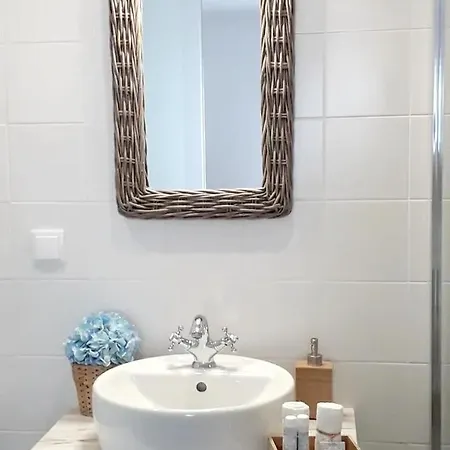 House With 3 Bedrooms In With Wonderful Mountain View Shared Pool Enclosed Garden 5 Km From The Beach * 马夫拉